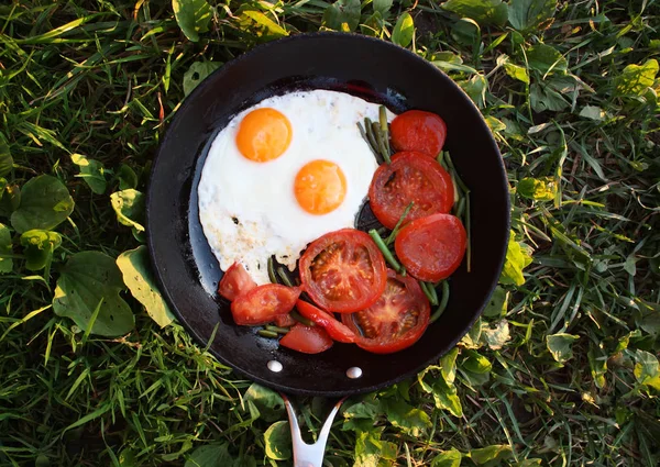 Huevos Fritos Estilo País Con Tomates Rojos Frescos —  Fotos de Stock
