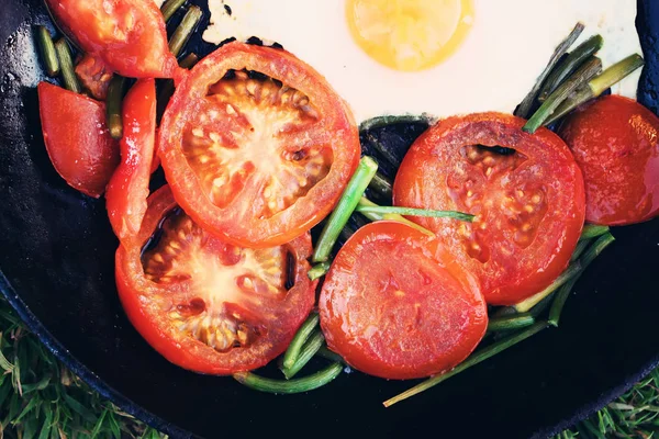 Spiegeleier Landhausstil Mit Frischen Roten Tomaten — Stockfoto