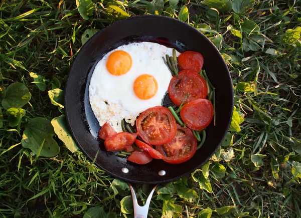 Huevos Fritos Estilo País Con Tomates Rojos Frescos — Foto de Stock