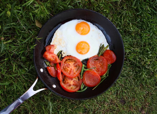 Huevos Fritos Estilo País Con Tomates Rojos Frescos — Foto de Stock