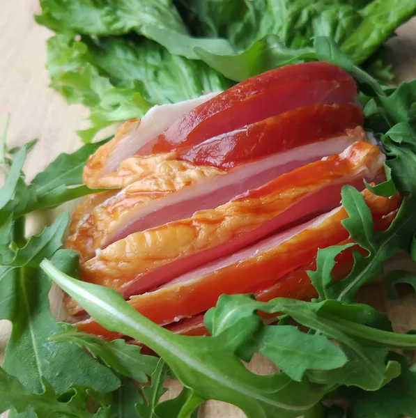 Jamón Rodajas Con Lechuga Verde Fresca Hojas Ruccola Una Tabla —  Fotos de Stock