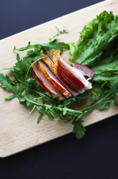 Jamón Rodajas Con Lechuga Verde Fresca Hojas Ruccola Una Tabla —  Fotos de Stock