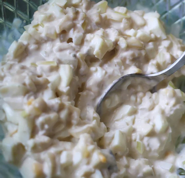 Soğanlı ve mayonezli kalamar salatası.