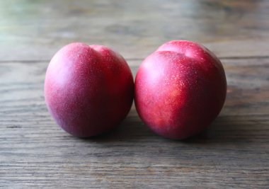 Tahta masada iki olgun taze nektarin..