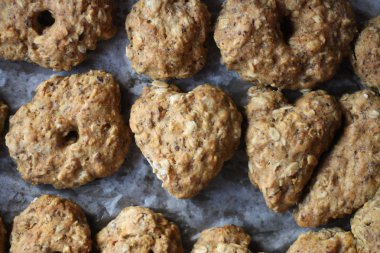 Çikolata parçacıklı kurabiyeler.