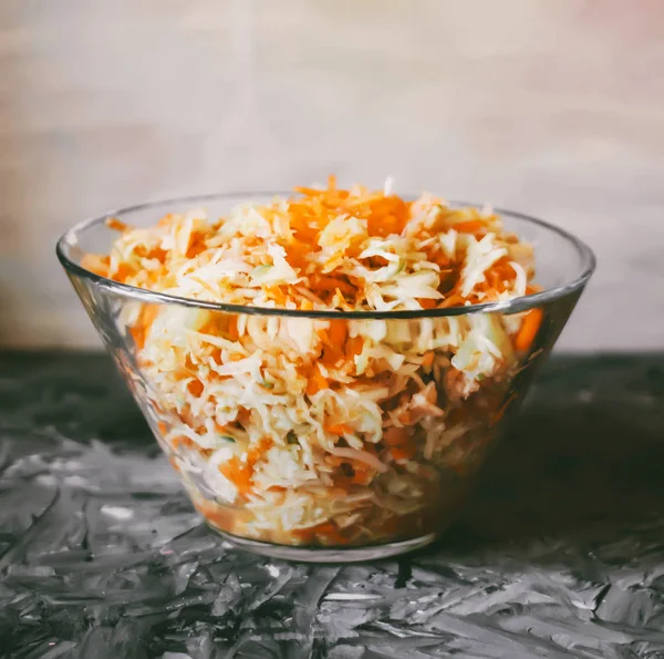 Ensalada Con Jugosas Verduras Frescas Crudas Zanahorias Ralladas Coles Una — Foto de Stock