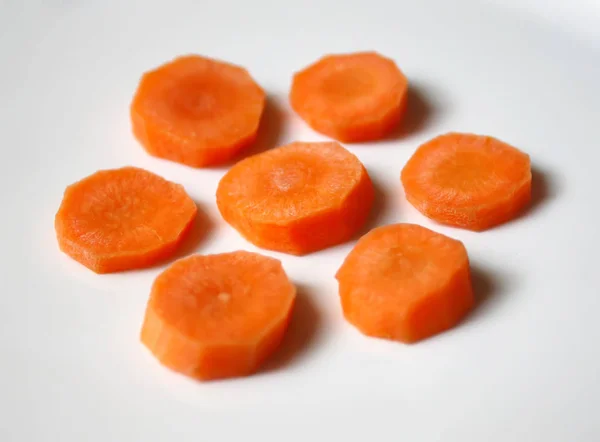 Zanahoria Fresca Rodajas Redondas Naranja Sobre Fondo Blanco Cerca — Foto de Stock