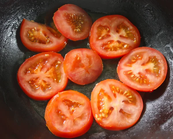 Świeże Czerwone Pomidory Żeliwnej Patelni Podczas Procesu Smażenia — Zdjęcie stockowe