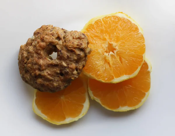 Biscoitos de chocolate com fatias de laranja — Fotografia de Stock