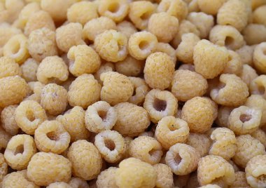 Taze olgun sarı ahududu yaz hasadı. Yaklaş.