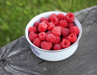 Taze toplanmış tatlı ahududu yakından.
