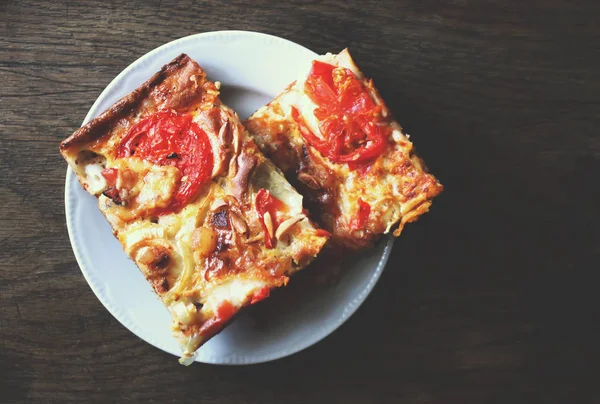 Pizza Rústica Con Salami Tomate Queso —  Fotos de Stock