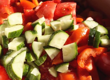 Taze ekolojik sebze salatası.