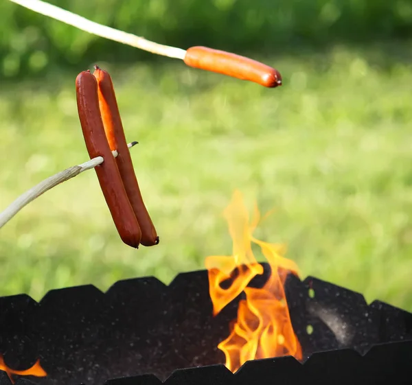 Kiełbaski Grillują Piknik Świeżym Powietrzu Nad Koksownikiem — Zdjęcie stockowe