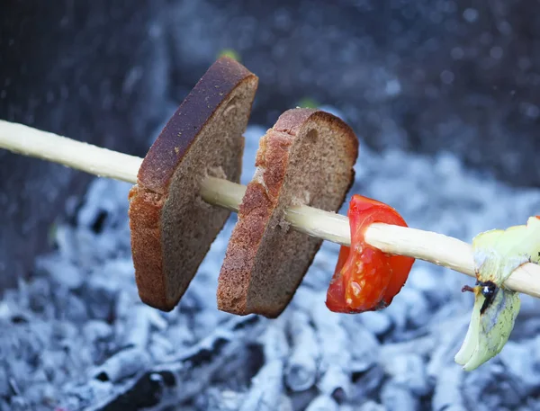 Kiełbaski Grillują Piknik Świeżym Powietrzu Nad Koksownikiem — Zdjęcie stockowe