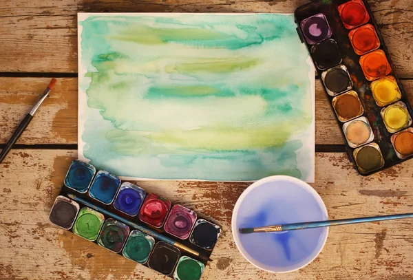 Aquarela Pintura Papel Tintas Pincel Uma Xícara Água Sobre Mesa — Fotografia de Stock