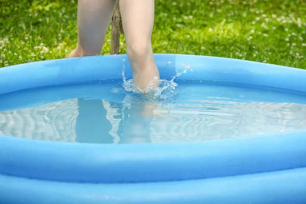 小女孩在室外的游泳池里玩耍和喷水 — 图库照片