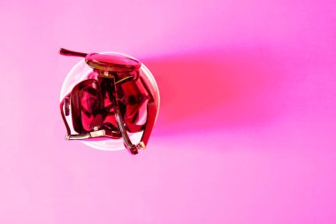 Renkli pastel arka planda yaz gözlüğü. Üst görünüm.