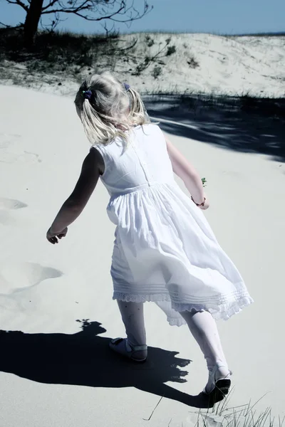 Menina Brincando Vestido Branco Praia — Fotografia de Stock