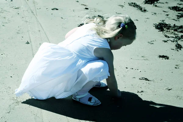 Petite Fille Jouant Dans Une Robe Blanche Sur Plage — Photo