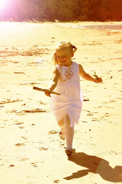 Menina Brincando Vestido Branco Praia — Fotografia de Stock