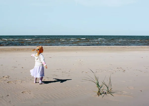 Petite Fille Sur Plage — Photo