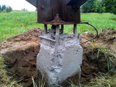 İnşaat sürecinde elektrik santralinin yapısının ayrıntıları.