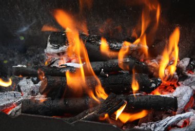 Açık havada parlak bir alev..