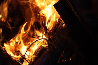 Açık havada mangal üzerinde yanan ateşten parlak alev