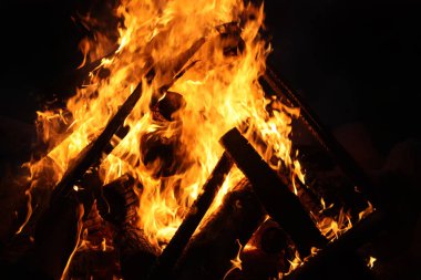Açık havada mangal üzerinde yanan ateşten parlak alev