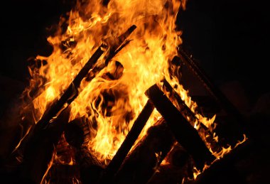 Açık havada mangal üzerinde yanan ateşten parlak alev