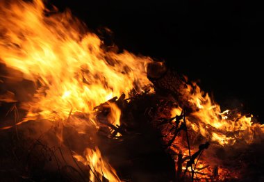 Açık havada mangal üzerinde yanan ateşten parlak alev