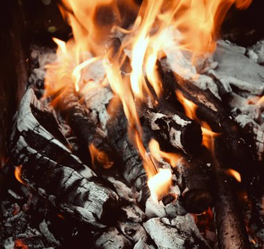 Açık havada mangal üzerinde yanan ateşten parlak alev