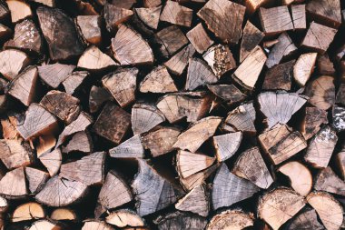 Arka plan olarak doğranmış ve yığılmış huş yakacak odun
