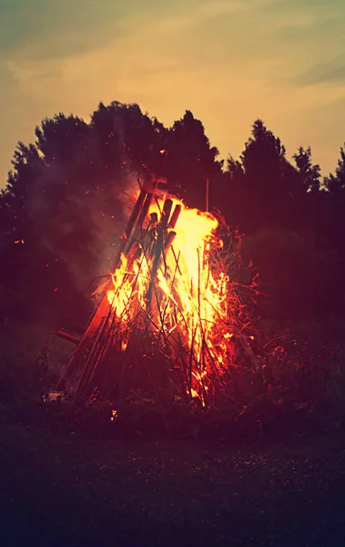 Bright Bonfire Flame Rural Field Summer Evening — Stock Photo, Image