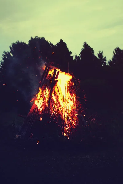 Bright Bonfire Flame Rural Field Summer Evening — Stock Photo, Image