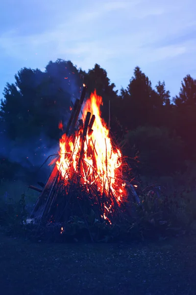 夏の夜で農村のフィールドで明るい焚き火の炎 — ストック写真