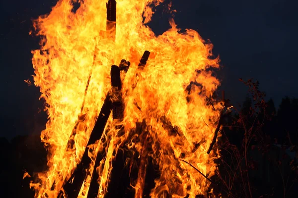 夜で農村のフィールドで明るい焚き火の炎 — ストック写真