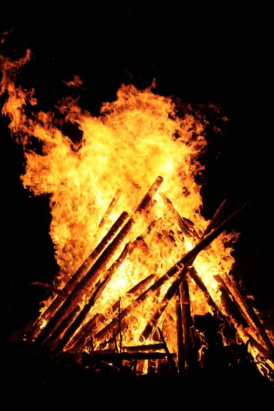 Flamme de feu de joie à l'extérieur — Photo