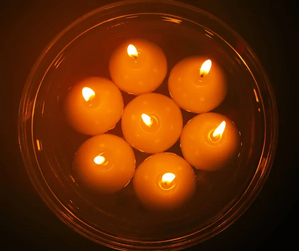 Płonący płomień świecy — Zdjęcie stockowe