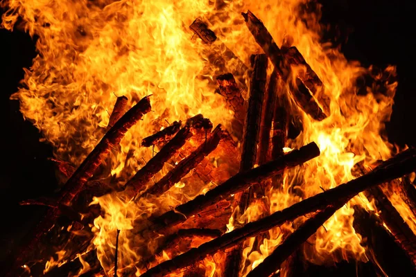 Jasne Ognisko Zewnątrz Drewno Opałowe Drewniane Pałeczki Płonące Ogniu — Zdjęcie stockowe