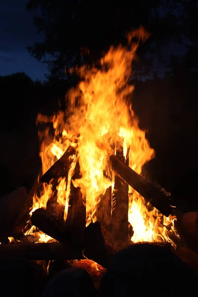 Яркое Пламя Горящего Огня Над Жаровней Улице — стоковое фото
