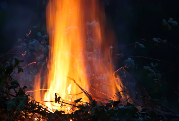 屋外の火鉢の上の非常に熱い火の明るい炎 — ストック写真