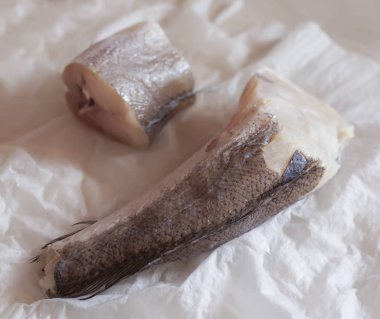 Pişirmeye hazır taze çiğ balık.