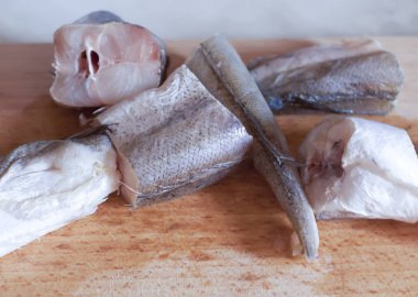 Mutfak tahtasındaki taze çiğ balık.