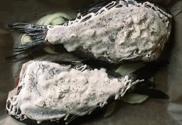 Peixes Frescos Com Maionese Cebola Aromatizantes Preparados Para Assar — Fotografia de Stock