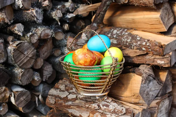 Ovos Páscoa Coloridos Brilhantes Uma Cesta Pilha Lenha Livre — Fotografia de Stock