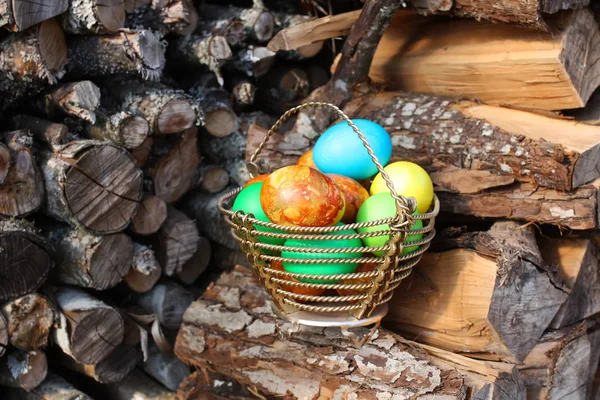 Huevos Pascua Colores Brillantes Una Cesta Pila Leña Aire Libre —  Fotos de Stock
