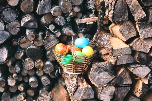 Ovos Páscoa Coloridos Brilhantes Uma Cesta Pilha Lenha Livre — Fotografia de Stock