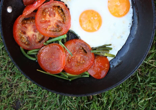 乡村风格的炸鸡蛋加新鲜的红色西红柿 — 图库照片